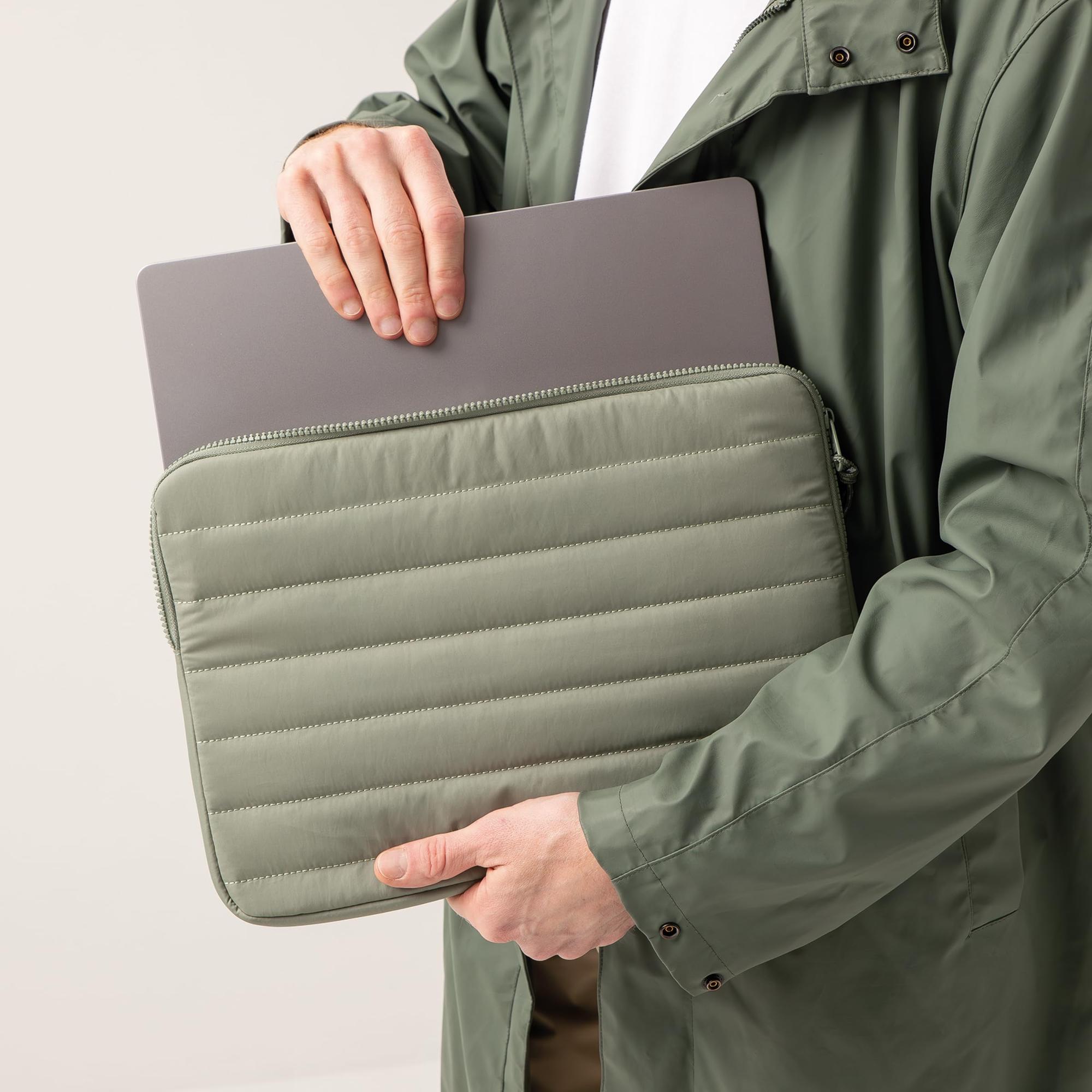 Product image 1 of 1 for LAPTOP SLEEVE APLI 15-16" QUILTED ASST